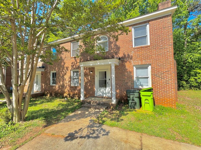 Building Photo - 10 Crescent Ln