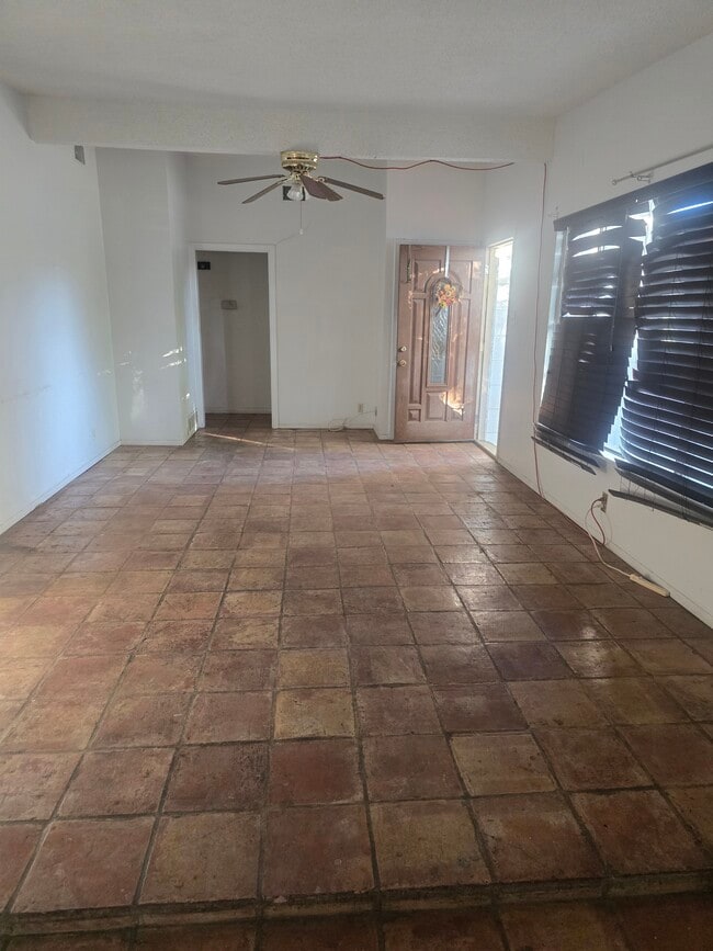 Building Photo - 271 Chesswood Dr Building Photo - 271 Chesswood Dr