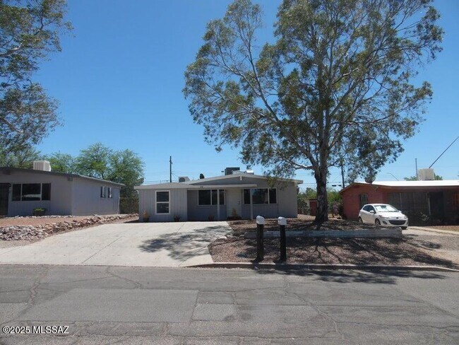 Building Photo - 808 E Waverly St