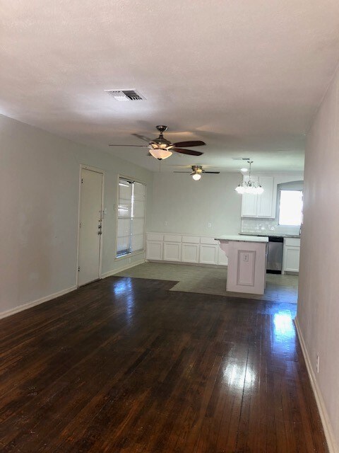 Building Photo - 922 Barracuda Pl