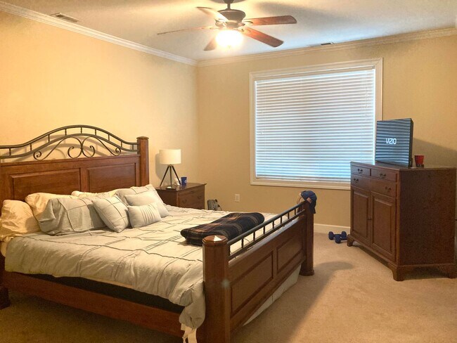 Building Photo - Beautiful 3 Bedrm, 3.5 Bath townhouse with...