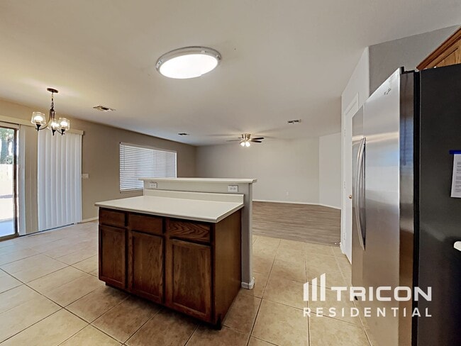 Building Photo - 43714 Cale Dr