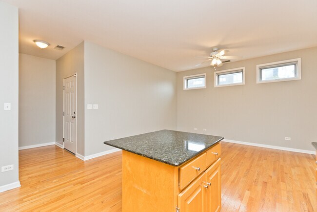 Building Photo - 1535 W Ohio St