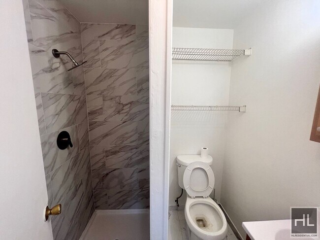 Foto del edificio - 1 Bedroom on REID AVENUE