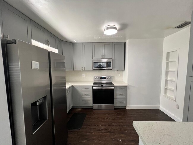 Cocina. Electrodomésticos de acero inoxidable. - 620 NE 140th St