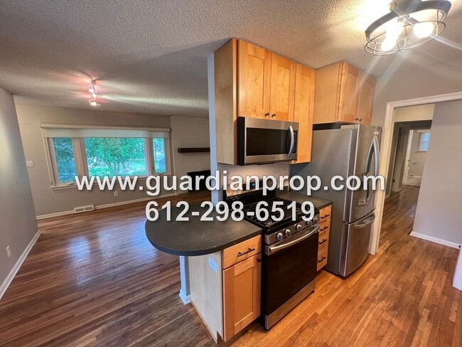 Building Photo - Mendota Heights Rambler Available Septembe...
