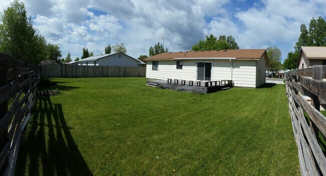 Foto del edificio - Cozy 3 Bedroom 1 Bath Home with Large Yard & 1 Car Attached Garage