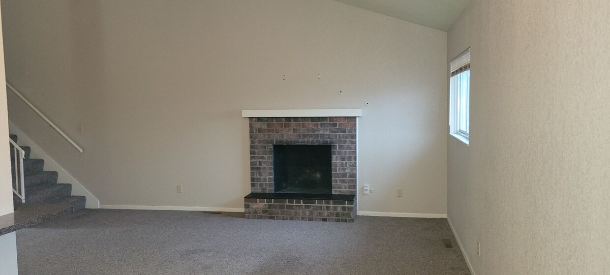 Building Photo - Spacious 2 bedroom townhome