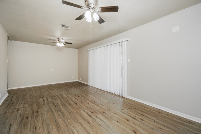Building Photo - 906 Olney Dr