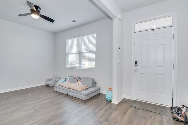 Foto del edificio - Beautiful 5 Bedroom 3 Bath