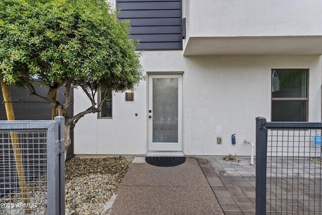 Foto del edificio - 325 E Coronado Rd