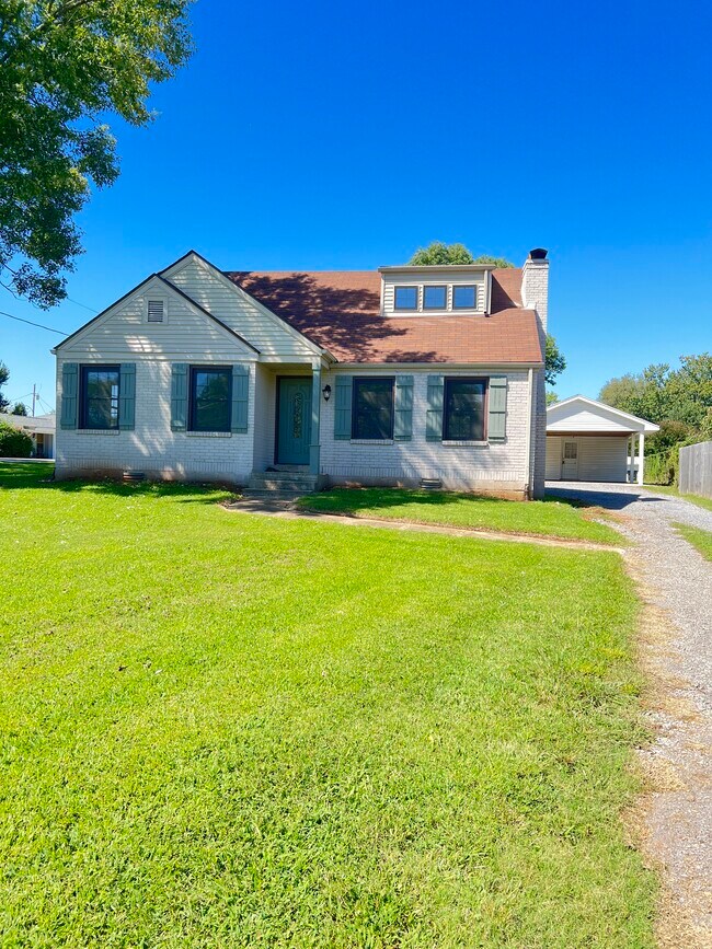 Building Photo - 621 Kingwood Dr