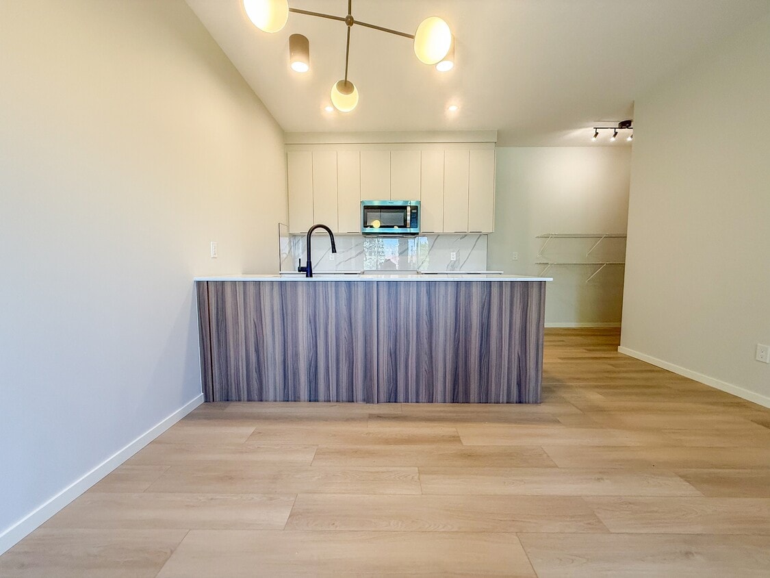 Photo principale - 9305-9123 123 Ave NW
