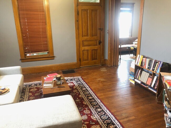 Building Photo - Spacious 2 BR 2 bath house in Bloomington