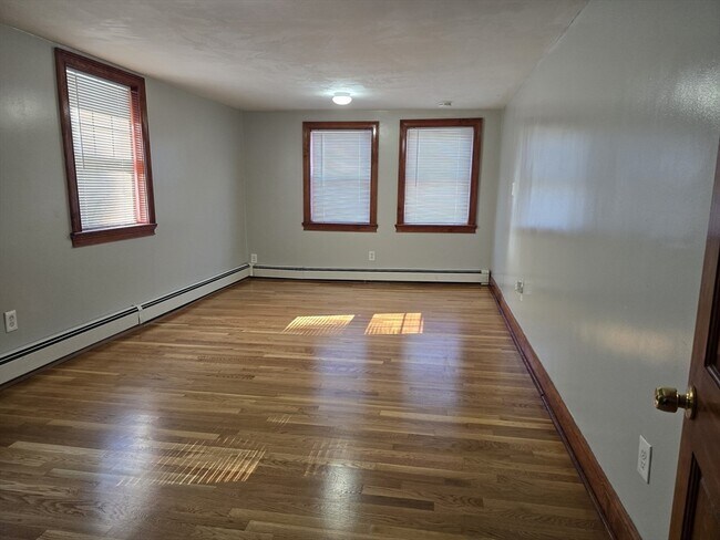 Building Photo - 186 Webster Ave