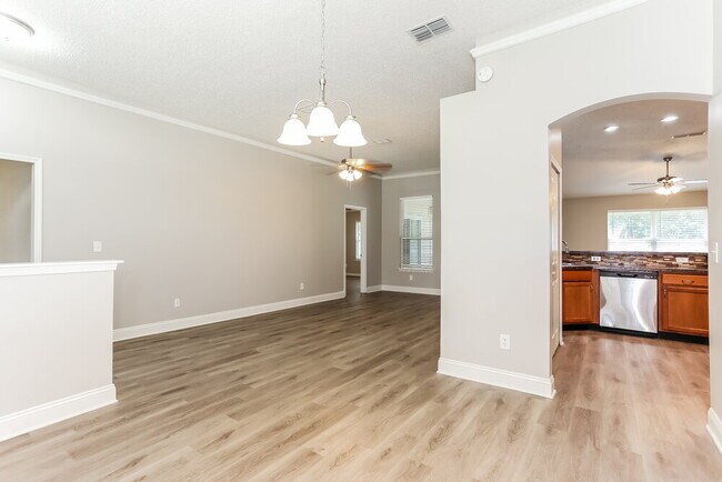 Building Photo - 857 Poydras Ln N