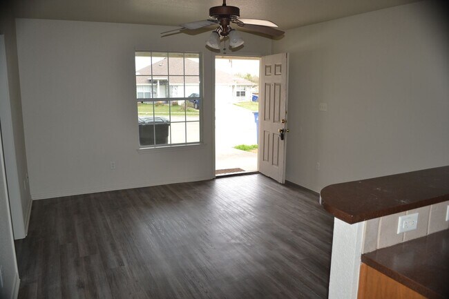 Building Photo - 212 Janelle Dr