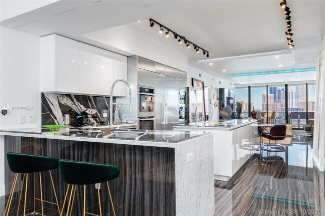 Foto del edificio - 5000 Island Estates Dr