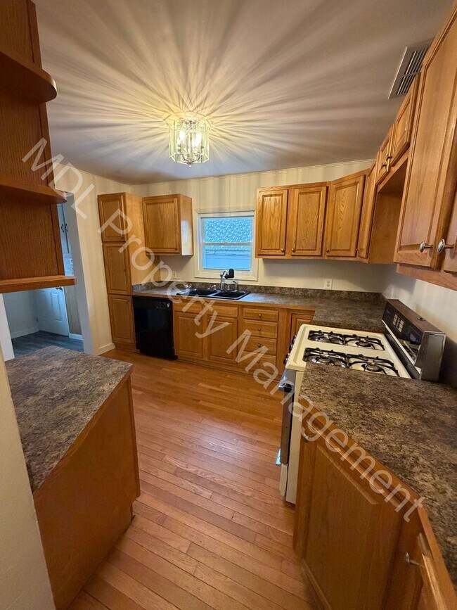 Foto del edificio - Adorable 2 Bedroom Home with 2nd Level and a Garage!!