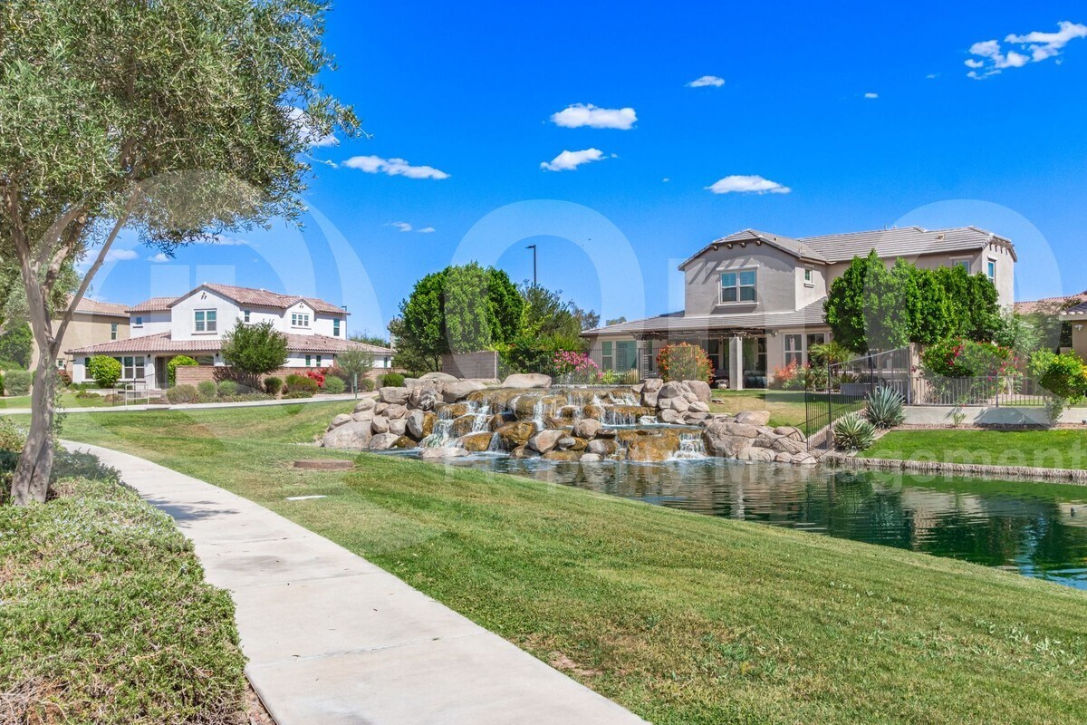 Primary Photo - 913 W Yosemite Dr