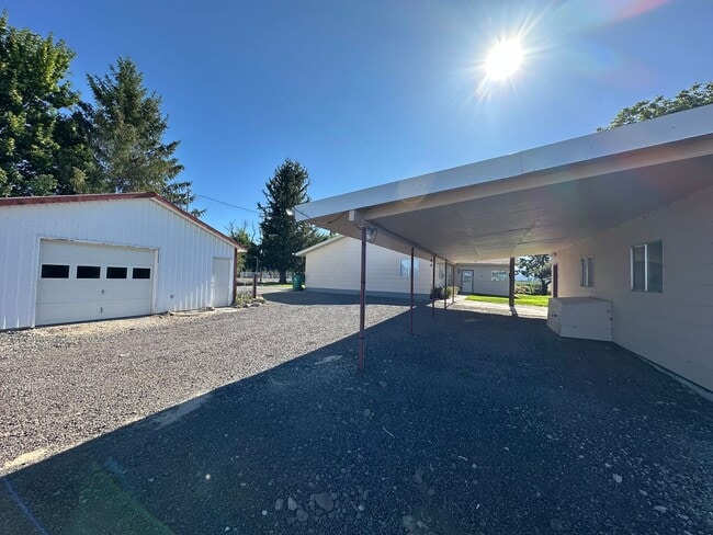 Building Photo - 5842 Henley Rd