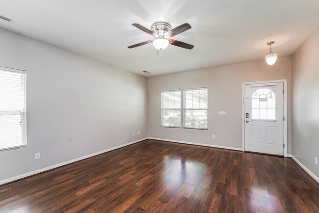 Foto del edificio - 1040 Joselynn Drive
