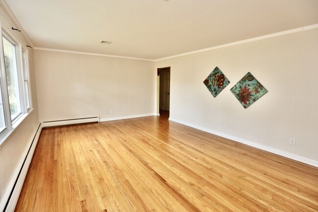 Foto del edificio - 3-Bedroom Ranch Available 03-24-25! Attach...