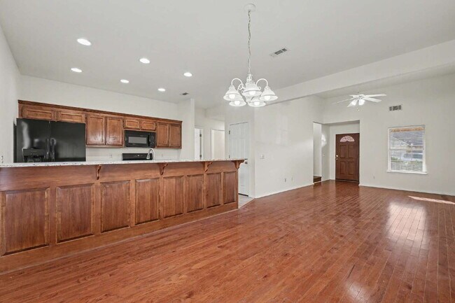 Foto del edificio - Spacious 3-Bed Duplex in Bentonville with Granite Elegance – Your Ideal Home Awaits!