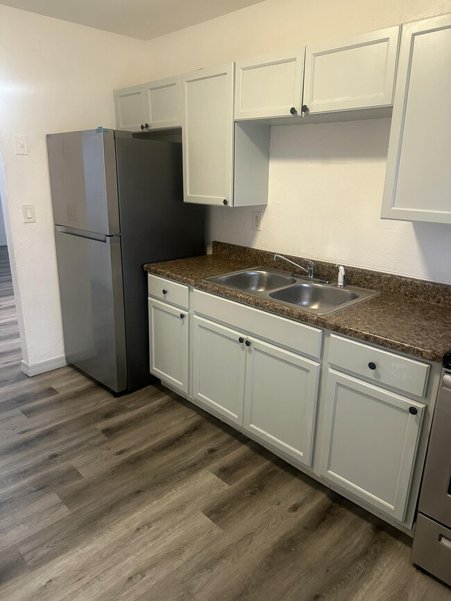 Building Photo - 555 W 6th St