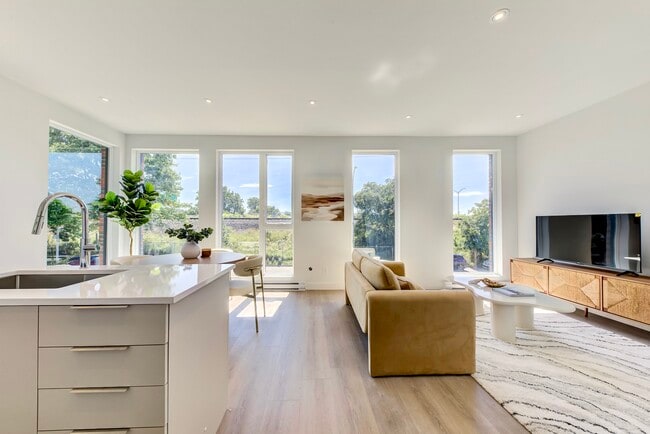 Building Photo - 675 Rue Butler