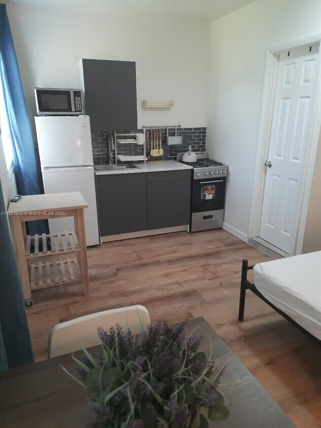 Foto principal - 709 NE 2nd Ct