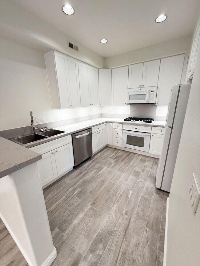 Building Photo - 3 Bed/2.5 Bath End Unit Townhome in Chateau Village