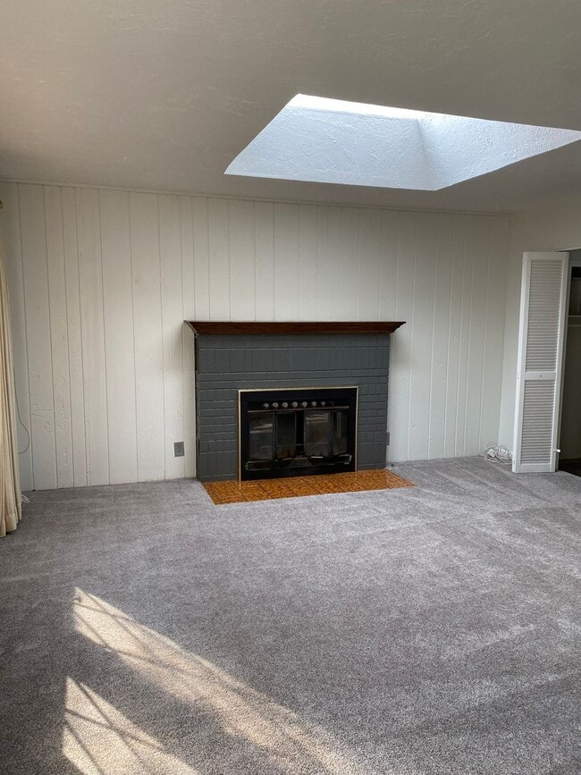 Foto del edificio - 3 bed + bonus room House available. Pets W...