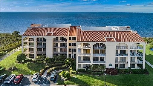 Edificio de condominios - 443 Mariner Dr