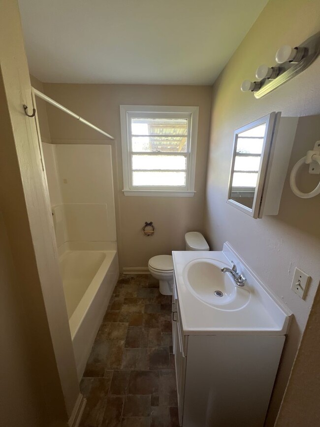 Foto del edificio - 3-bedroom, 1-bathroom home in Houma