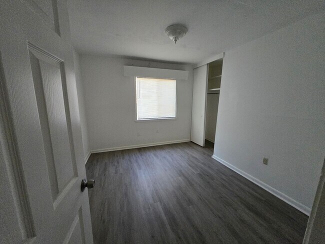 Foto del edificio - 3230 Ridgeland Dr