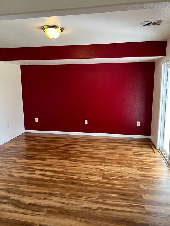 Building Photo - 3 BEDROOM, 2.5 BATHROOM TOWNHOME WITH 2 CA...