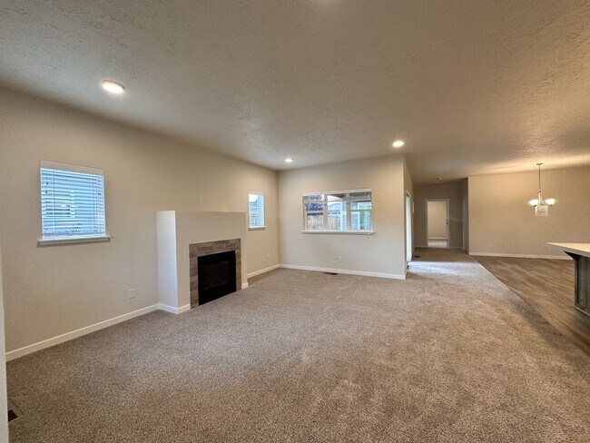 Building Photo - 742 NE Union Loop