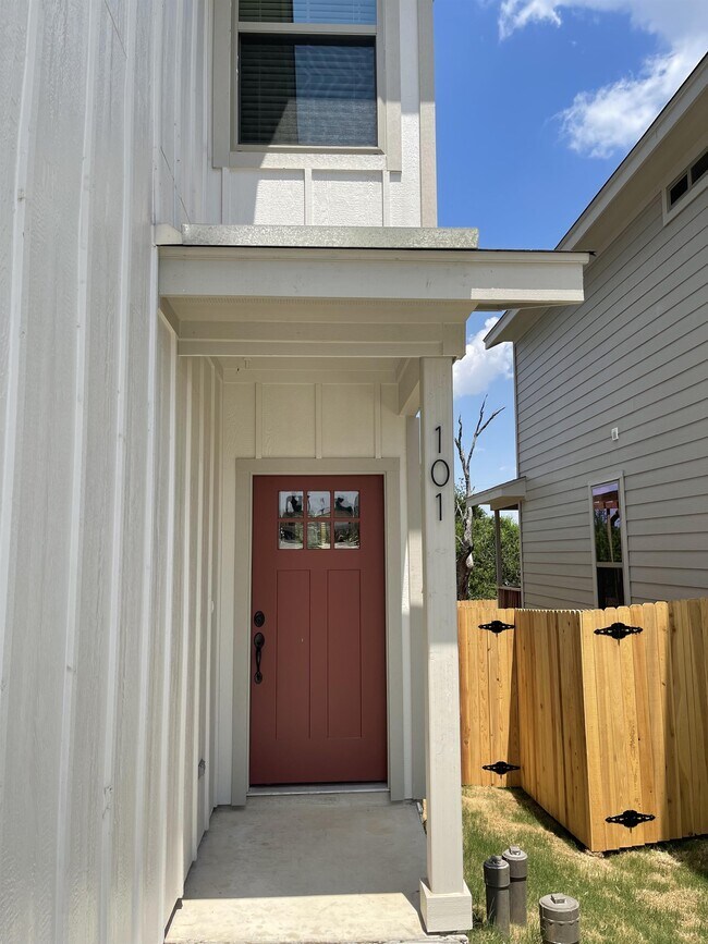 Foto del edificio - 2202 Sandlewood Cv