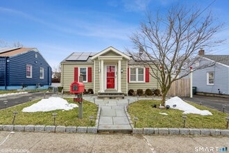 Building Photo - 680 Queen St