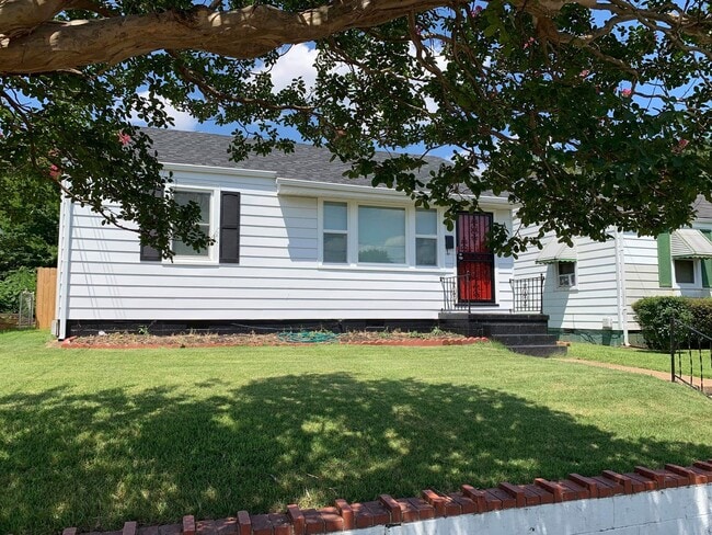 Building Photo - Beautiful 2 Bedroom Single Family Home