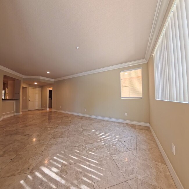 Building Photo - 220 E Flamingo Rd