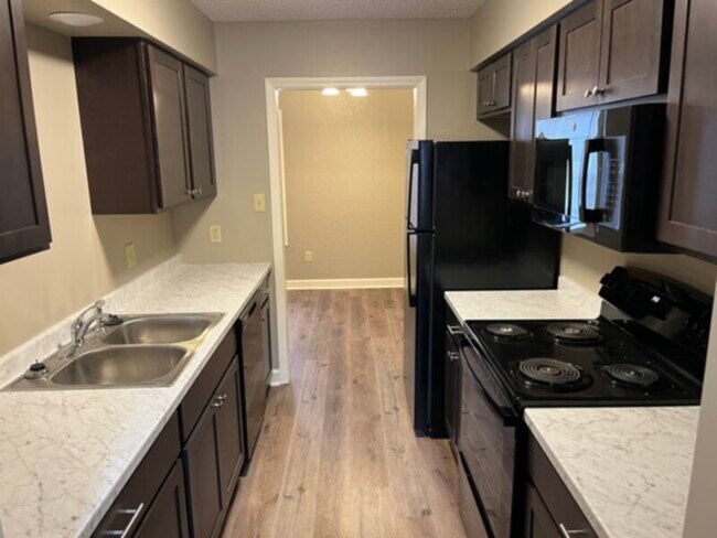 Foto del edificio - Kenwood Pointe Apartments: Water &amp; Sewer Included