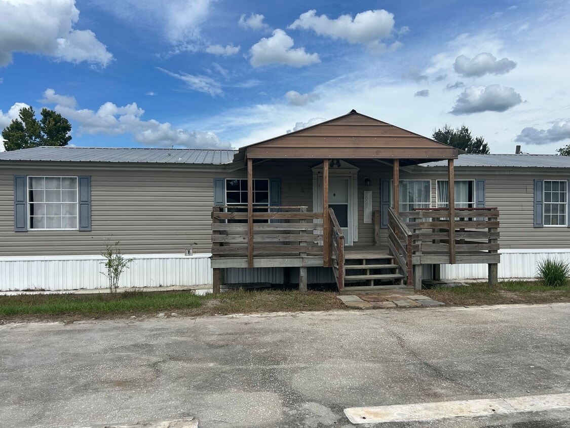 Primary Photo - Rental property with land!