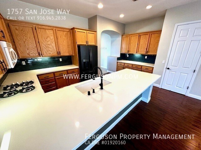 Building Photo - Three Bedroom Home Close to Coyote Ridge E...