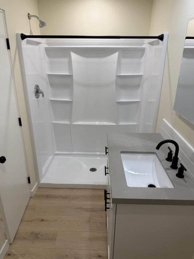 Foto del edificio - 1956 W 9th St