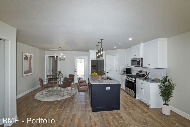 Building Photo - 4 br, 3 bath House - 7600 Woodford Ave