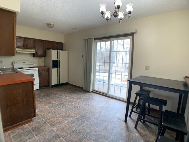 Foto del edificio - 102 E Kenyon Ave