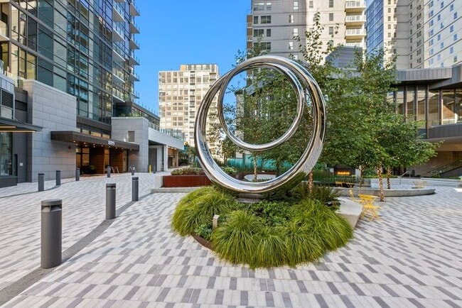 Foto del edificio - Luxury Executive Condo w/AC in the Heart o...