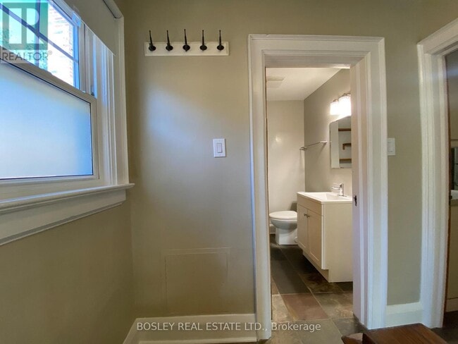 Building Photo - 33 Lorindale Ave